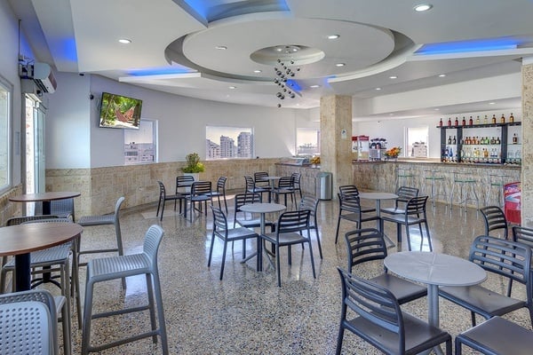 un restaurante con mesas y sillas y un bar