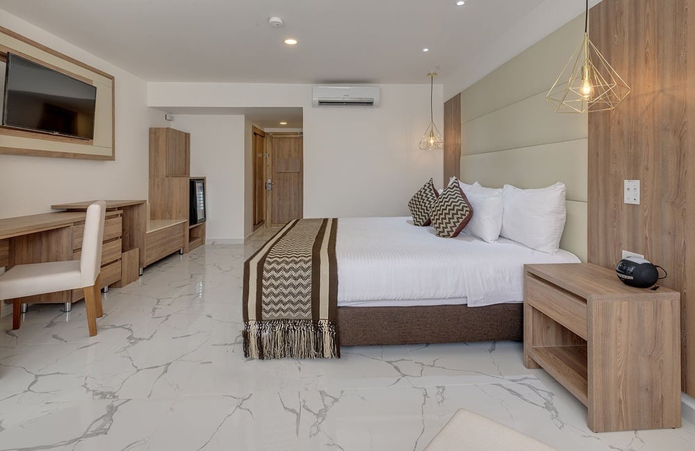 um quarto de hotel com uma cama king size