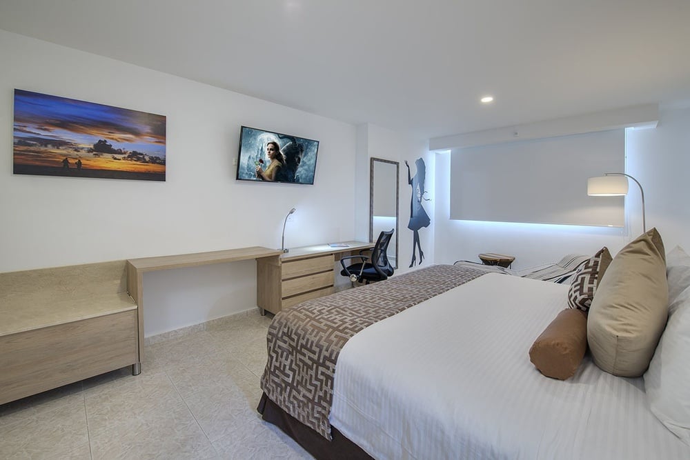 um quarto de hotel com uma cama e uma mesa