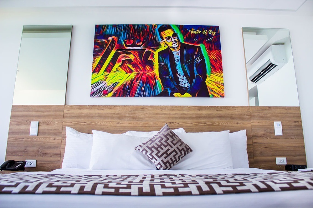 uma pintura colorida de um homem sobre uma cama