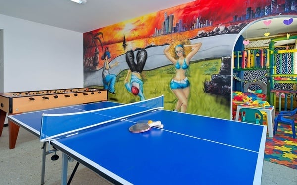 una mesa de ping pong azul en una sala de juegos