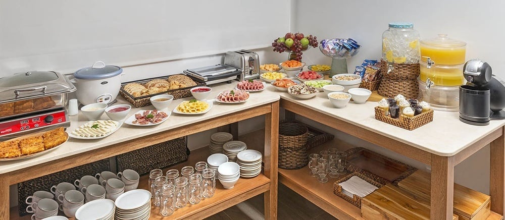 uma mesa cheia de pratos e utensílios de cozinha