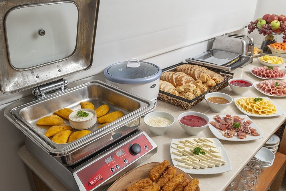 uma mesa cheia de comida e uma panela com o número 882 nela