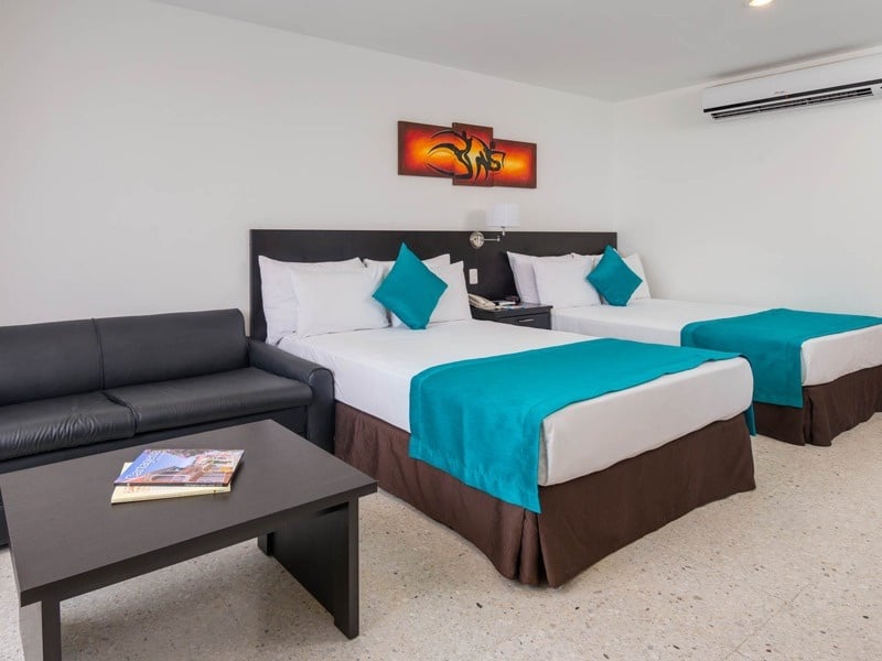 um quarto de hotel com duas camas e um sofá