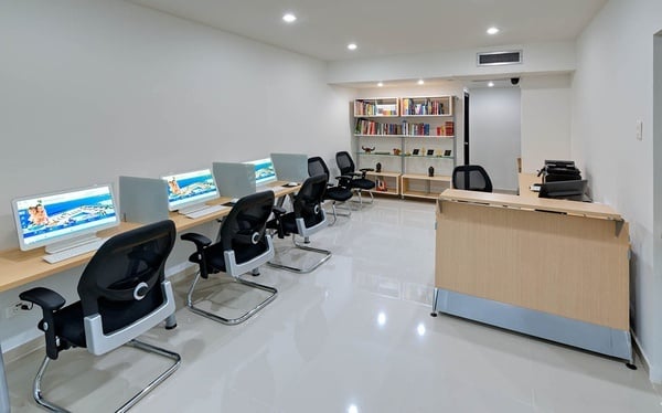una habitación llena de computadoras y sillas