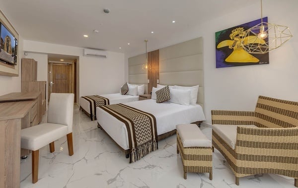 una habitación de hotel con dos camas y una televisión