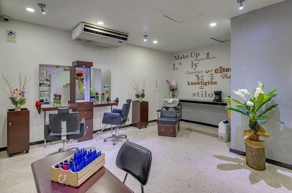 un salón de belleza con sillas y espejos