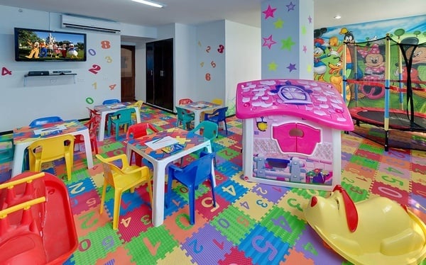 un área de juegos para niños con mesas y sillas
