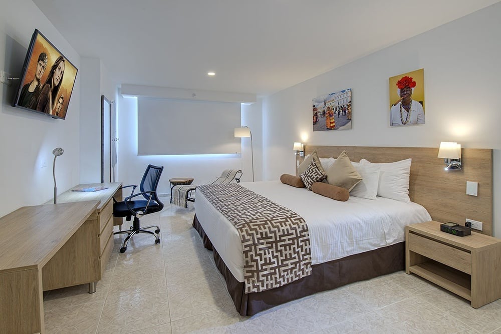 um quarto de hotel com uma cama king size