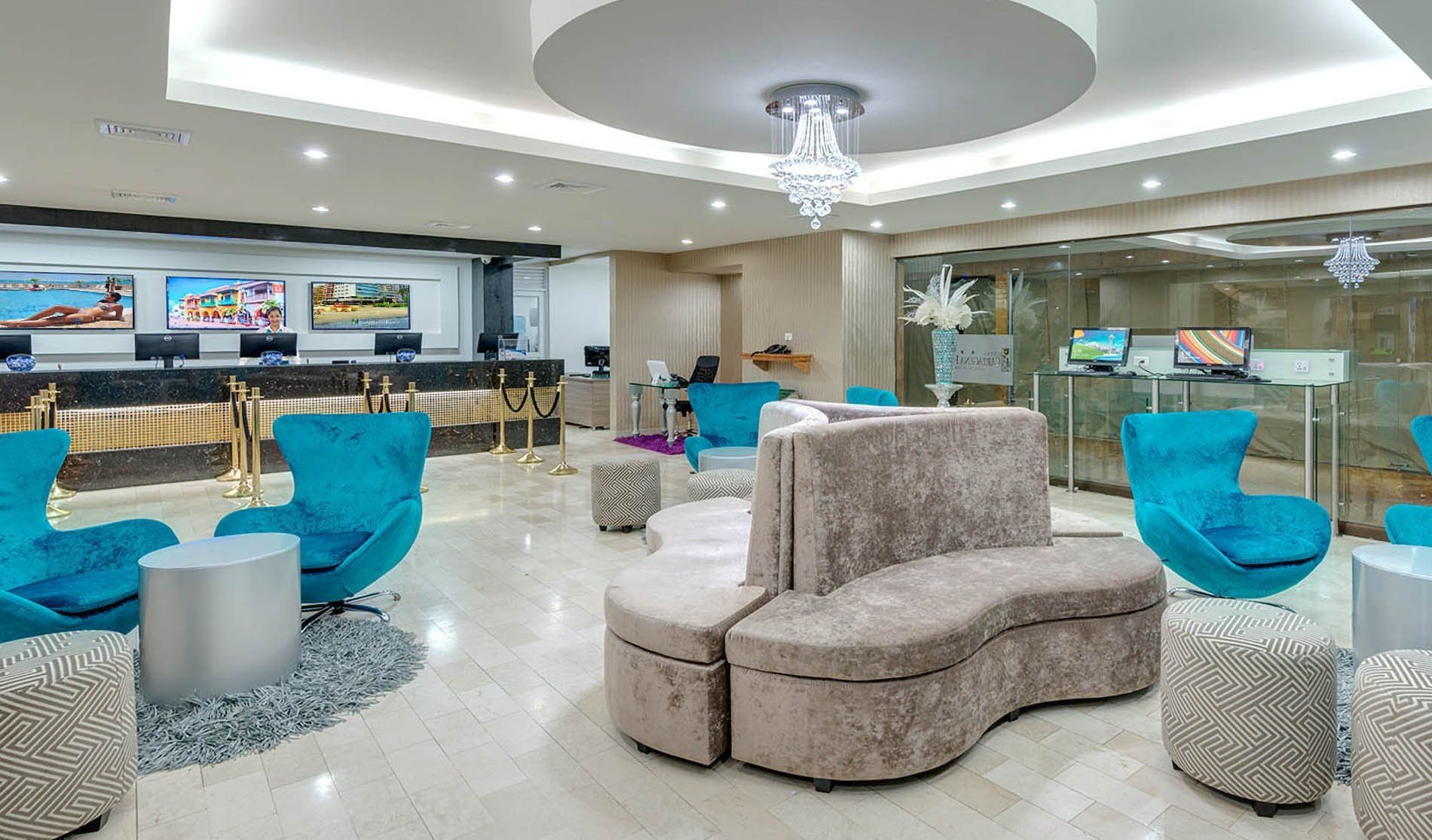 un lobby de un hotel con sillas azules y mesas