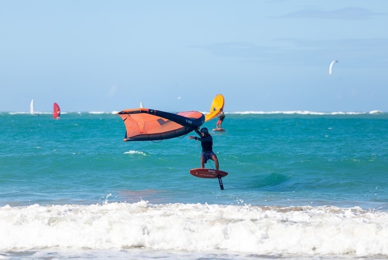 un hombre surfeando en el océano con una tabla de surf con la letra r en la parte superior