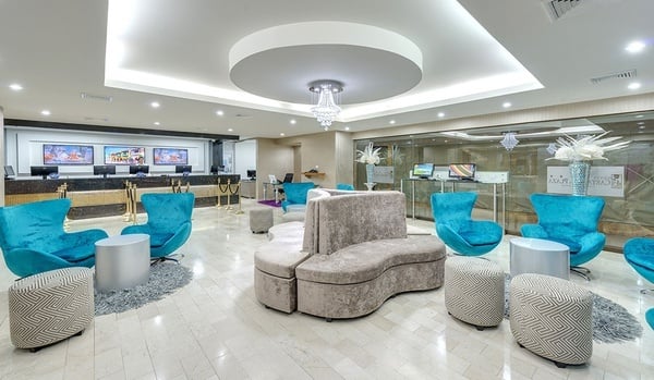 un lobby de un hotel con sillas y mesas