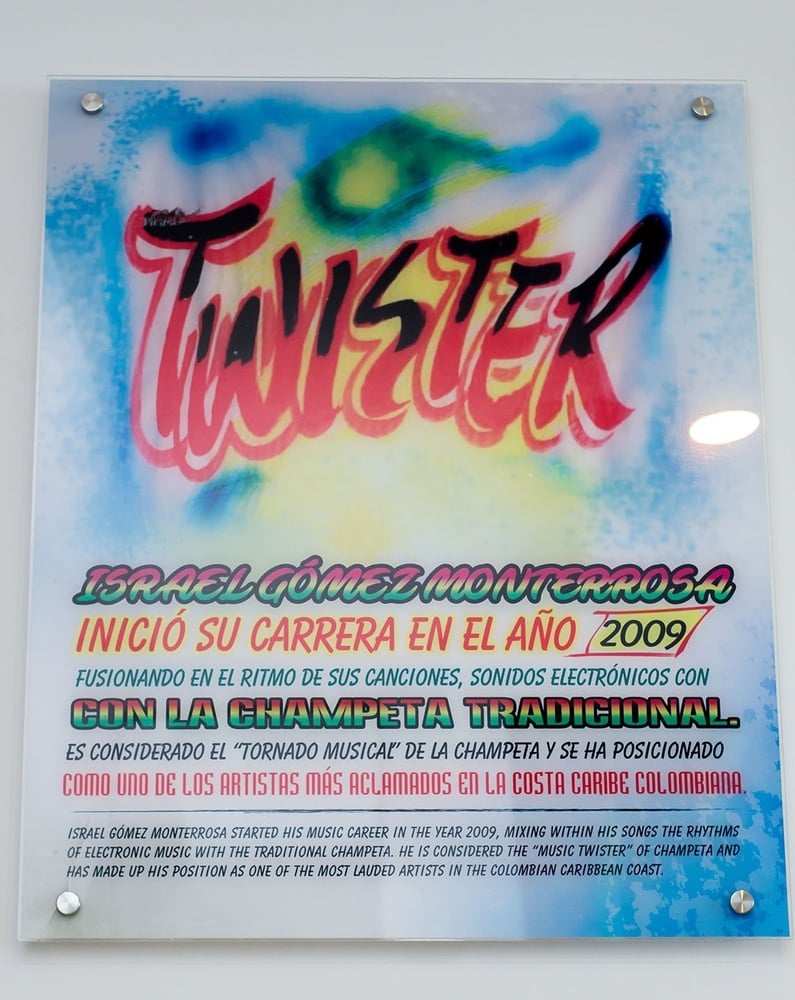 uma placa que diz israel gomez monterrosa iniciou sua carreira em 2009