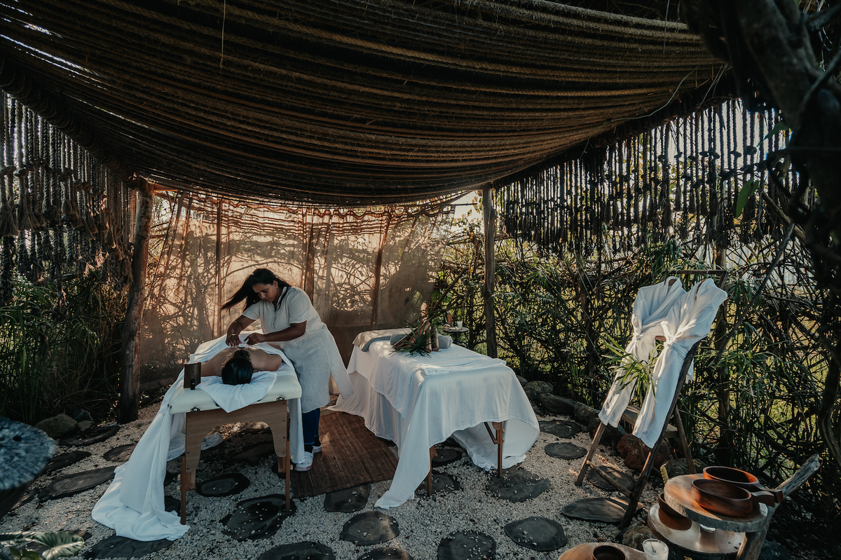 una mujer está dando un masaje a una mujer en una cama