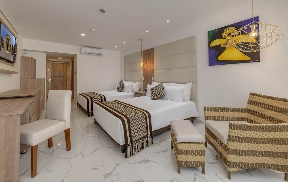 um quarto de hotel com duas camas e uma cadeira