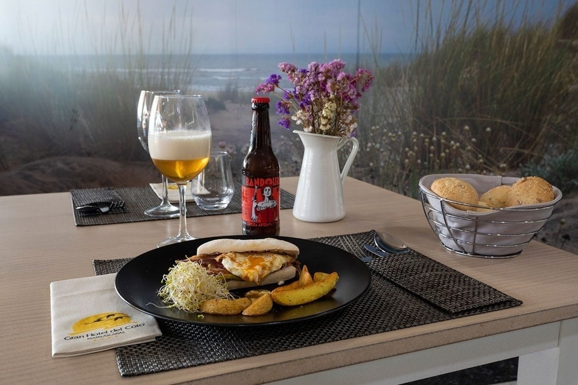 una mesa con platos cubiertos y copas de vino