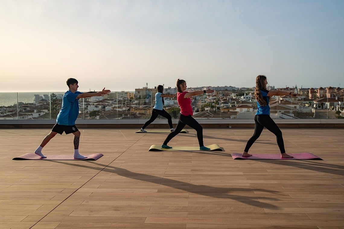 una mujer se mira en el espejo retrovisor de su auto