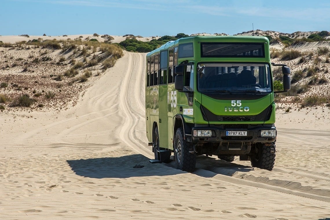 Autobús recogiendo a personas para la excursión