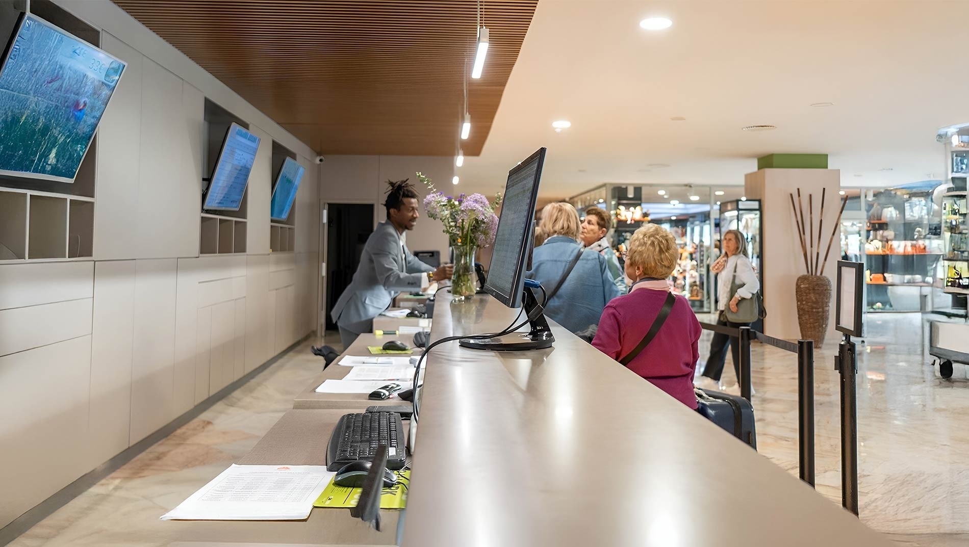 Persona trabajando con el ordenador