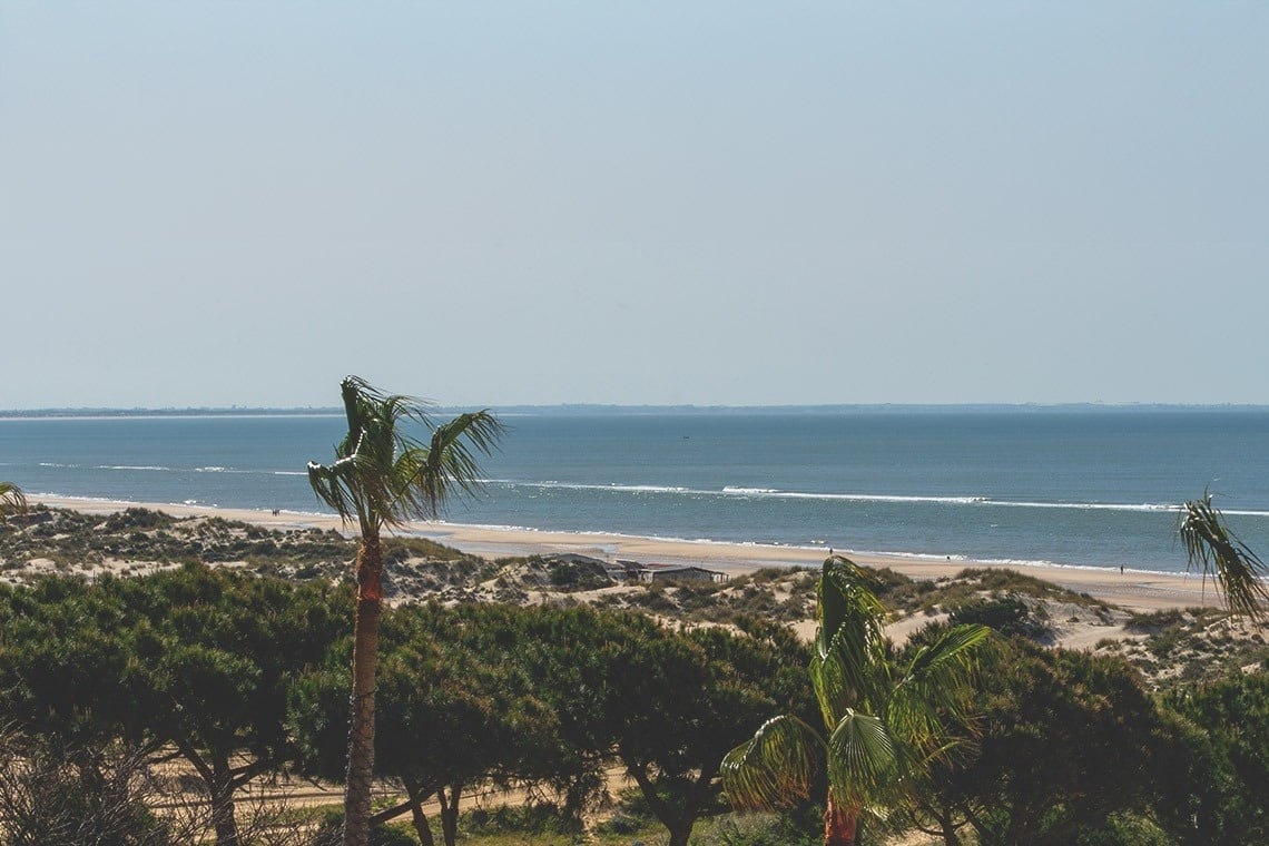 una mujer se mira en el espejo retrovisor de su auto
