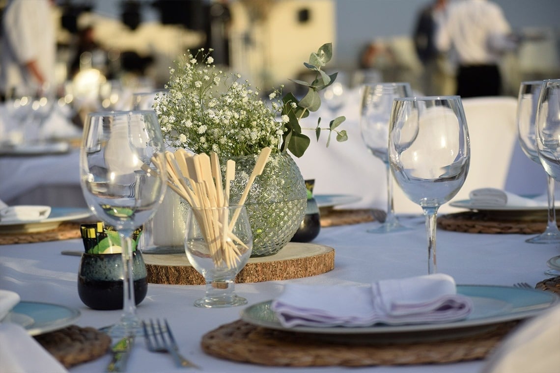 un hombre y una mujer están sentados en una cama con dosel junto a una piscina