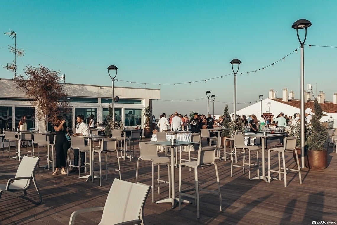 una mujer se mira en el espejo retrovisor de su auto