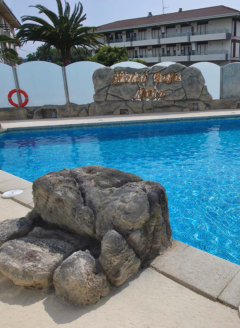 Hotel Gala Nova: piscina azul cristalina y roca decorativa. Prueba 4.
