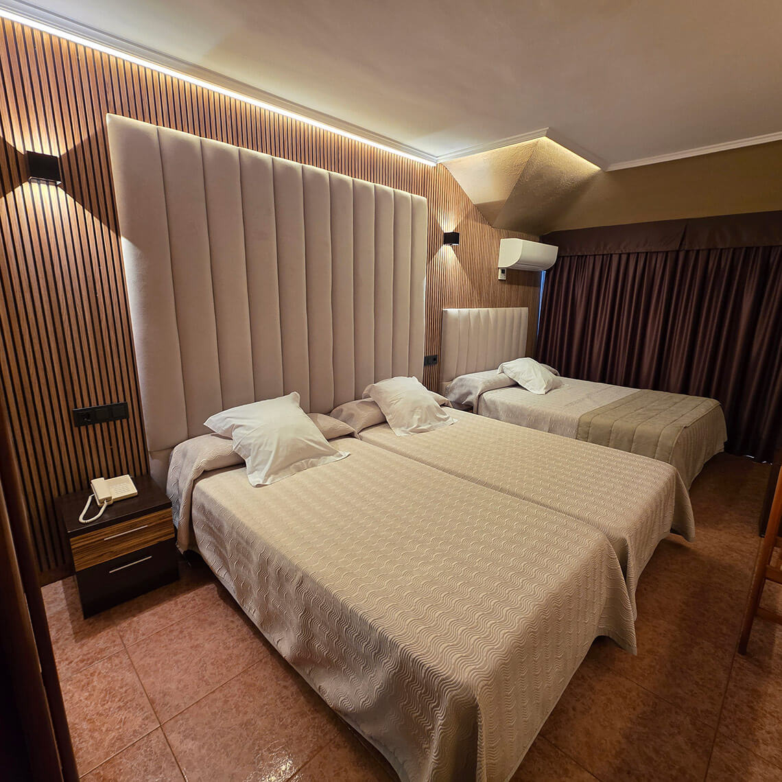 una habitación de hotel con una cama y una mesa
