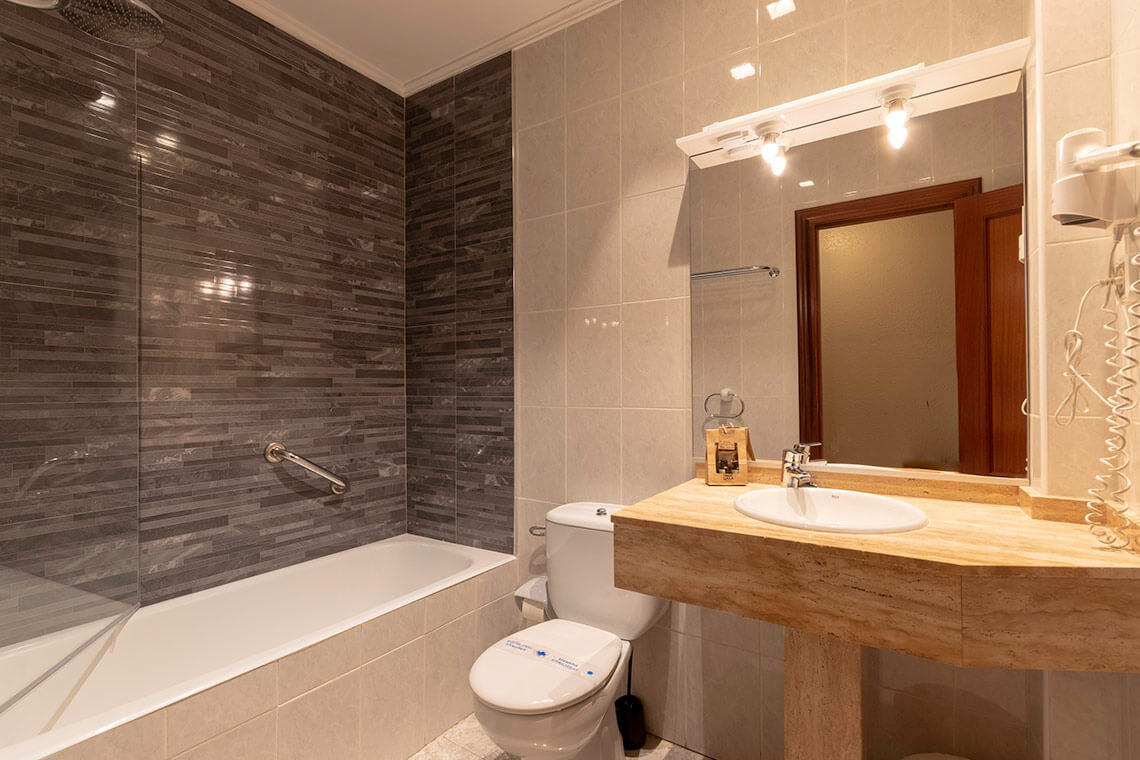 TEST 4 bathroom: Bathtub, toilet, and vanity with mirror.
