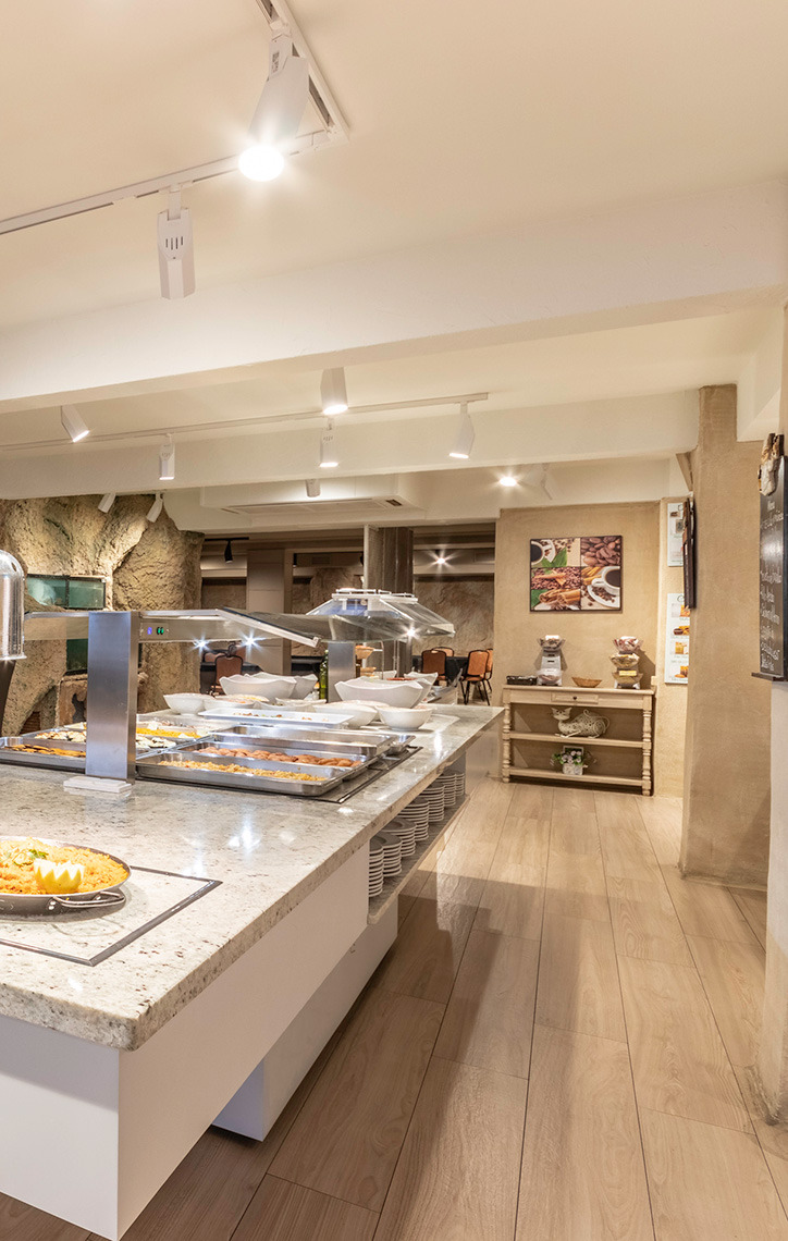 TEST 4: Buffet del hotel con variedad de platos calientes y fríos.