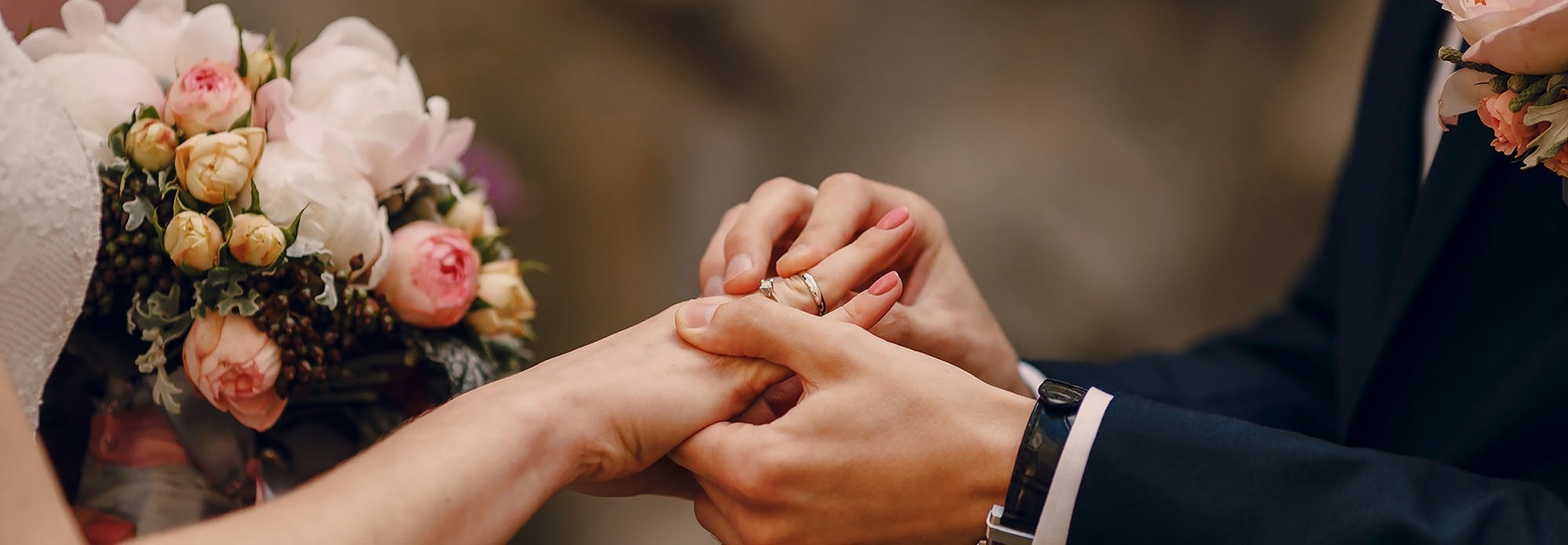 un vestido de novia cuelga en un balcón con vistas al océano