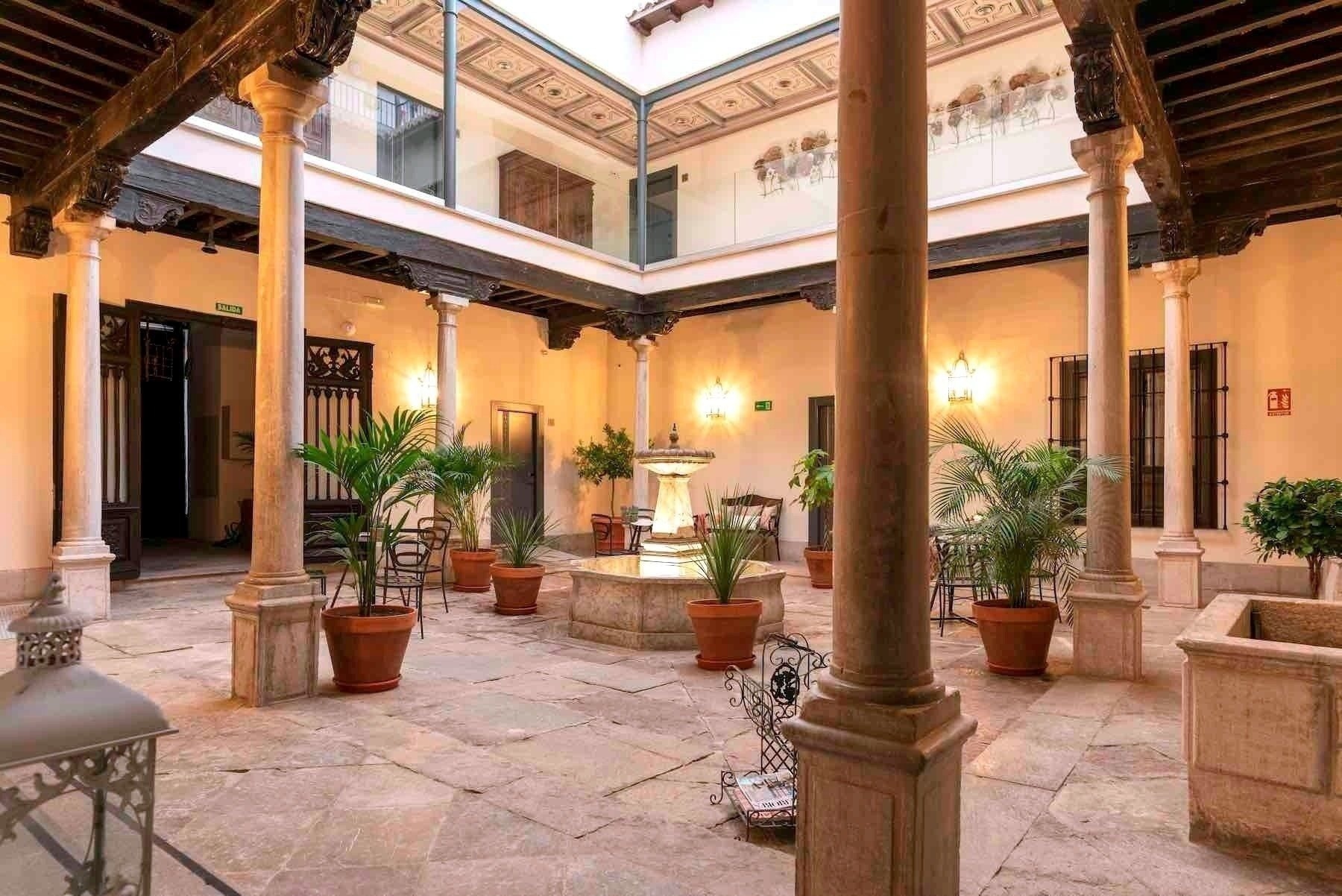 un gran edificio blanco cubierto de flores rosas