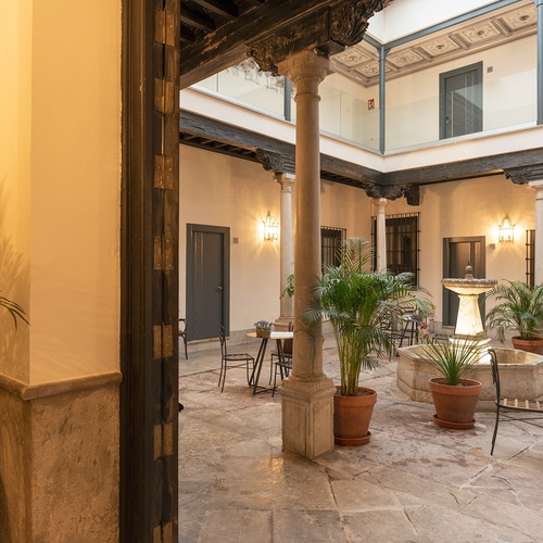 una piscina con palmeras y flores en el fondo