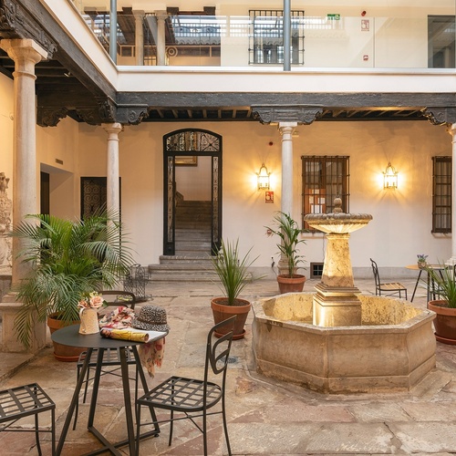 una vista aérea de una casa junto al océano