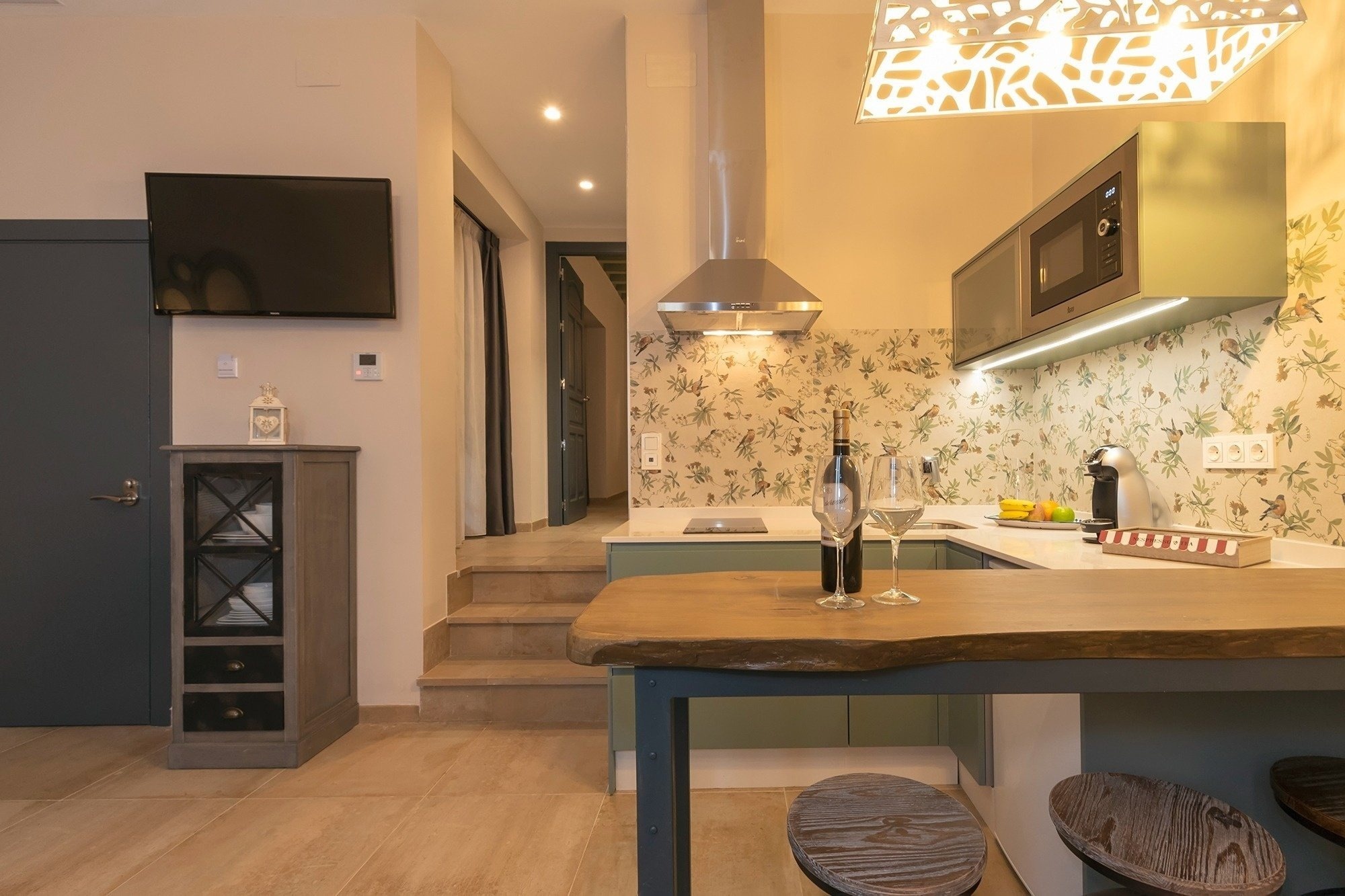 una habitación con dos camas y una silla