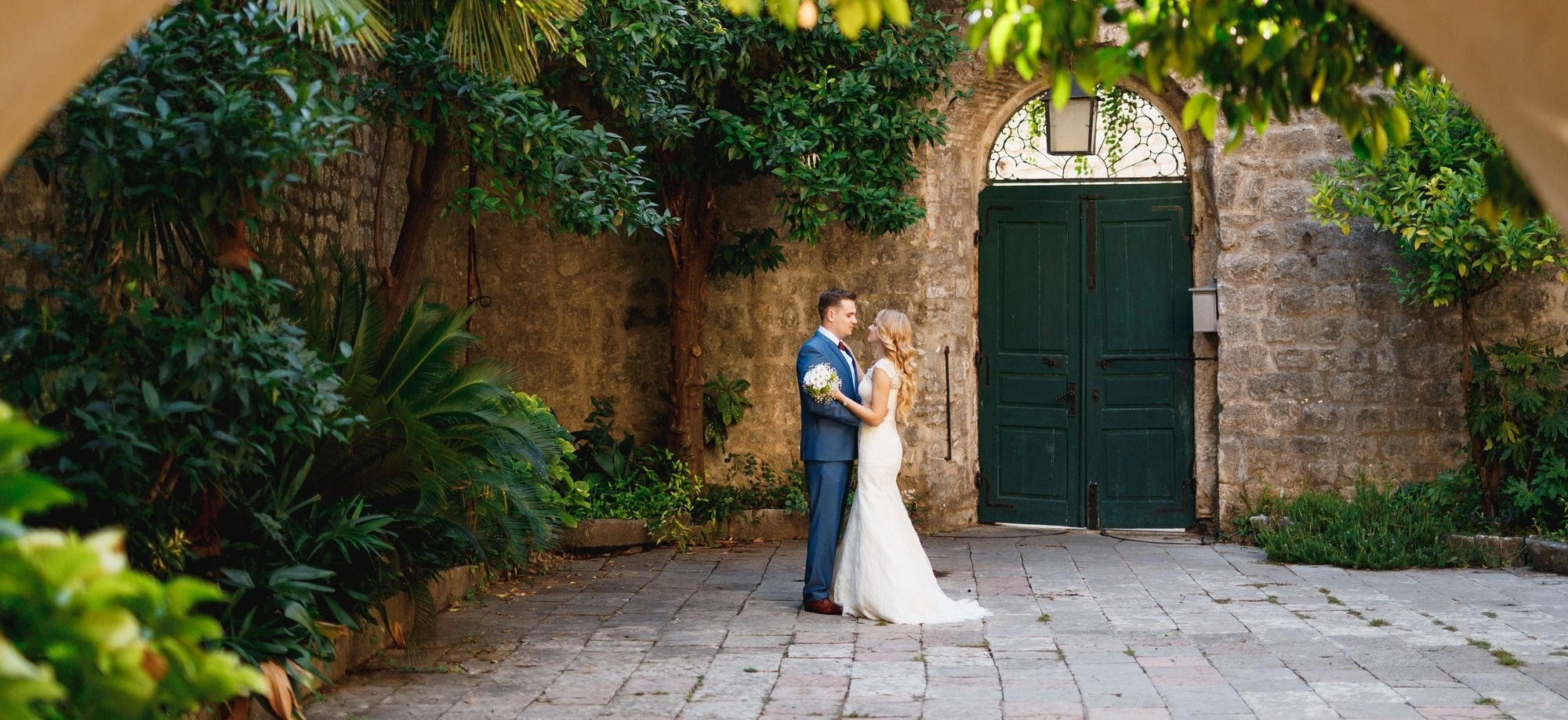 la novia lleva un vestido de encaje y el novio lleva un traje