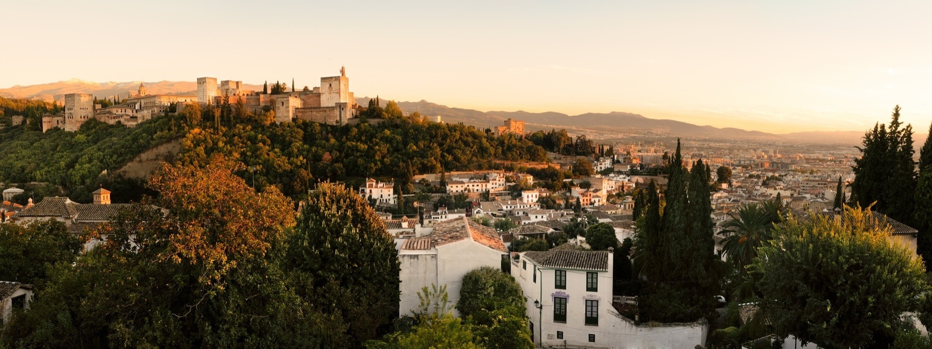 una ciudad con un castillo en la cima de una colina