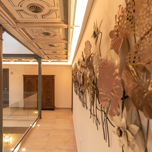 un pasillo con un escudo de armas en el techo