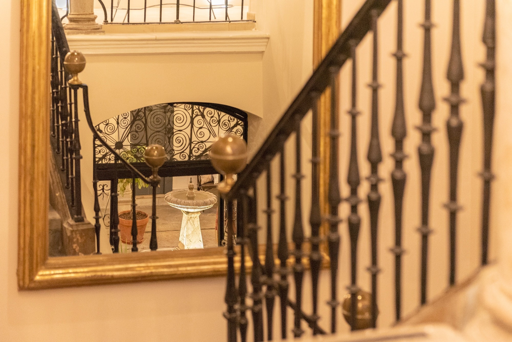 una piscina rodeada de mesas y sillas con vistas al océano