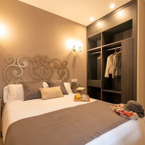 una cama con una bandeja de desayuno encima de ella