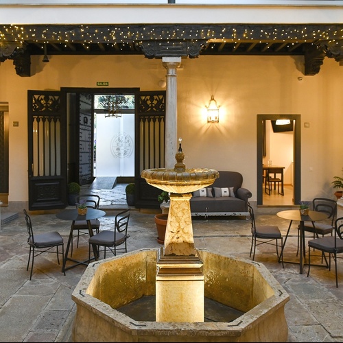 una habitación llena de mesas y sillas con un techo azul