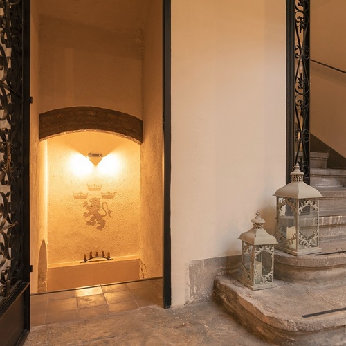 una puerta de hierro forjado conduce a una escalera