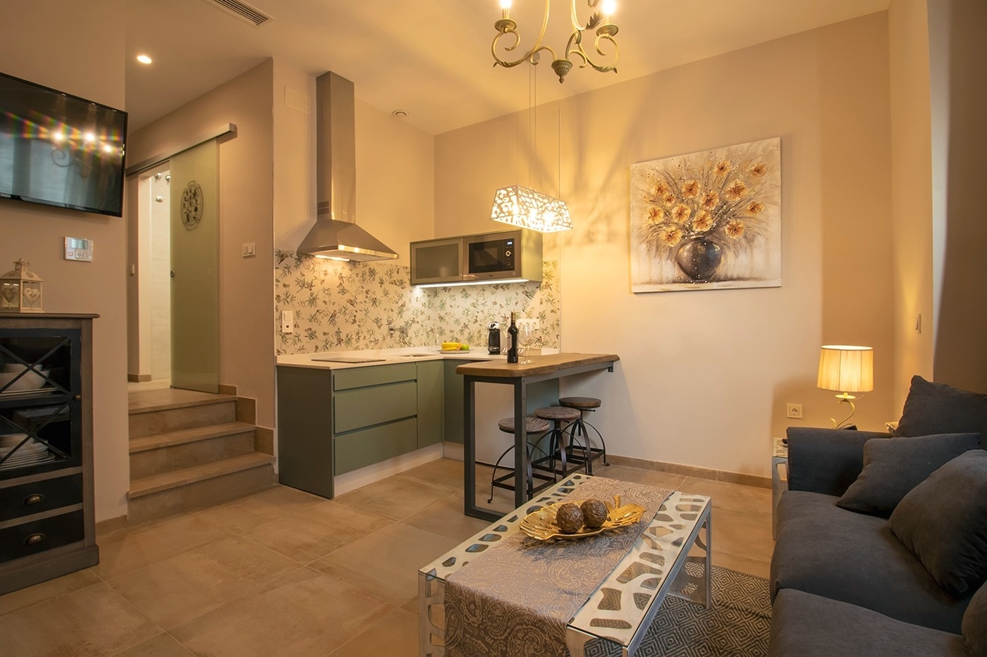 une chambre d' hôtel avec un lit et une télévision