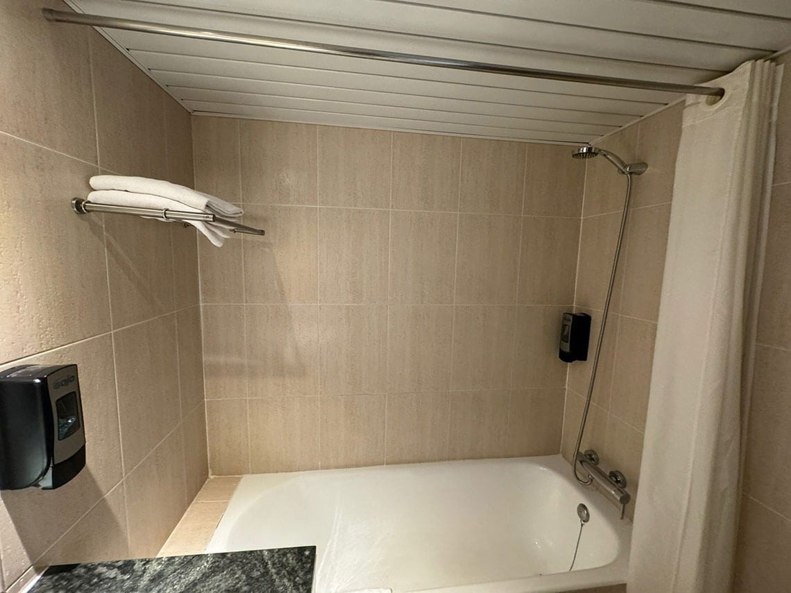 ein Badezimmer mit einer Badewanne und einer Dusche