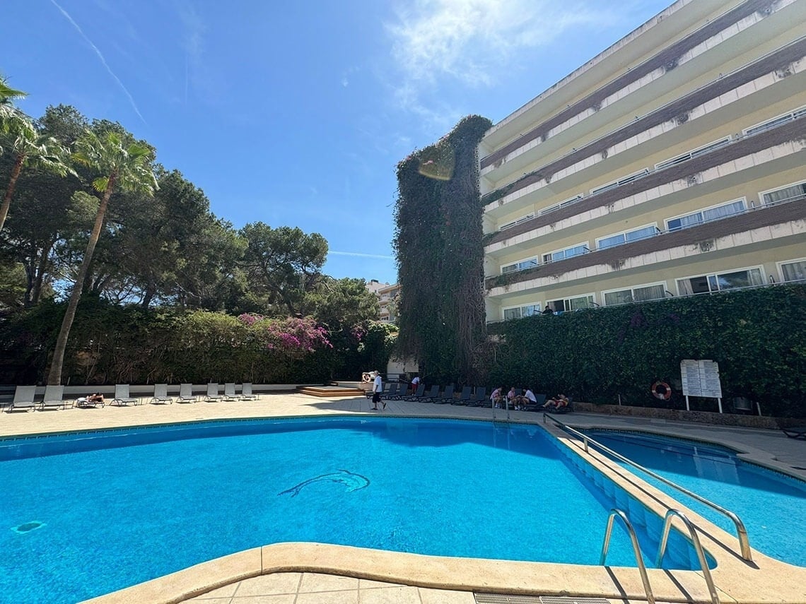 una piscina llena de agua y sillas alrededor