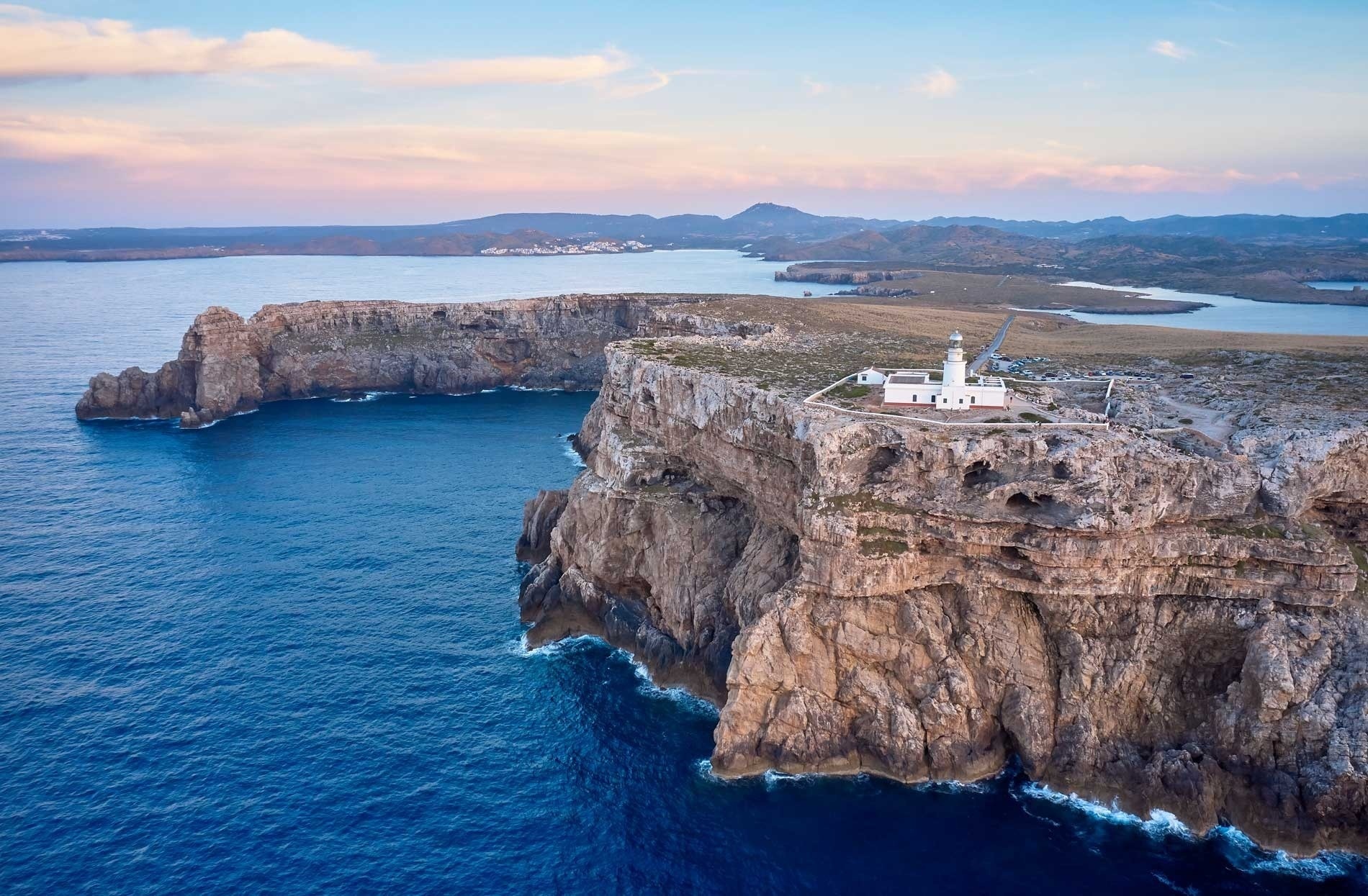 una playa con un montón de árboles en el fondo