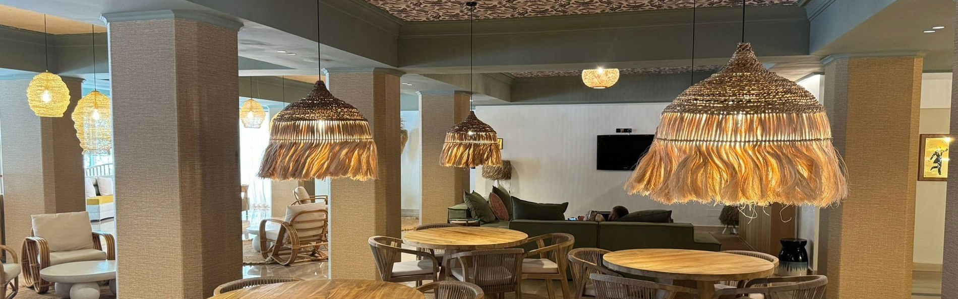 un gran salón con muchos muebles y una silla de masaje .