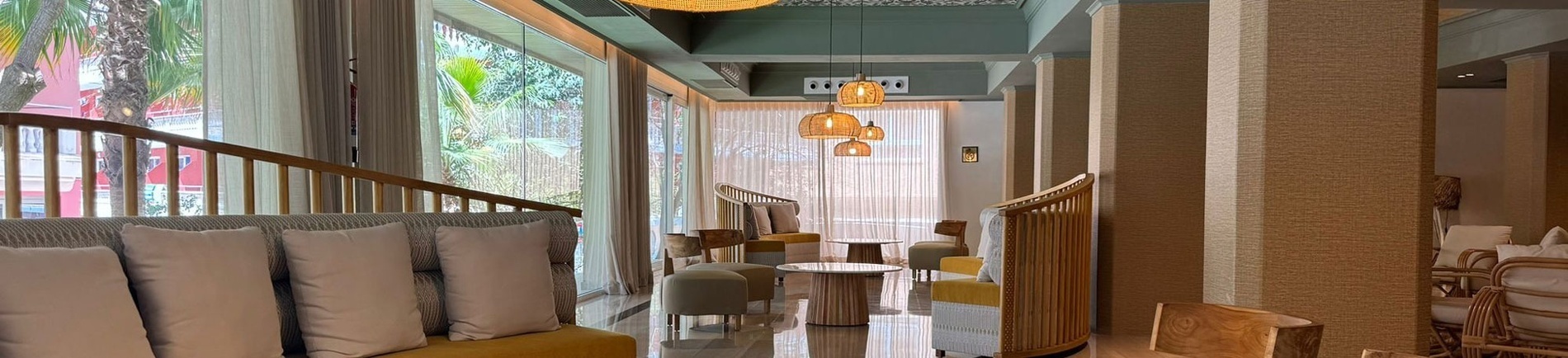una sala de estar llena de muebles y una gran ventana