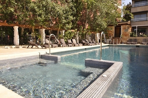 una piscina llena de agua y sillas alrededor