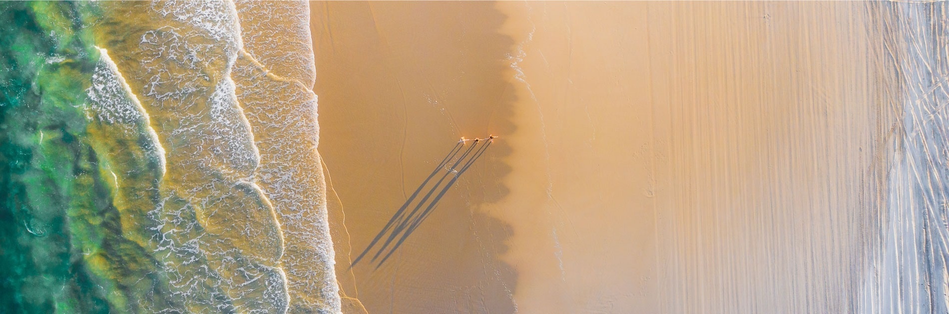 una vista aérea de la superficie del océano